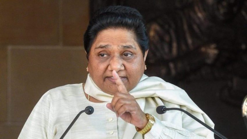 मायावती ने राजनाथ के इस बयान पर प्रतिक्रिया देते हुए कहा था कि बोलने में बीजेपी के लोग बहुत आगे हैं। लेकिन चुनाव के नतीजे आने के बाद उन्हें अहसास होगा कि बीजेपी की नैया डूब चुकी है। ( यह भी पढ़ें: इस नेता से बुआ सुन भड़क गईं मायावती, कहा - जवान दिखाने के लिए मुझसे जोड़ते हैं रिश्ता )