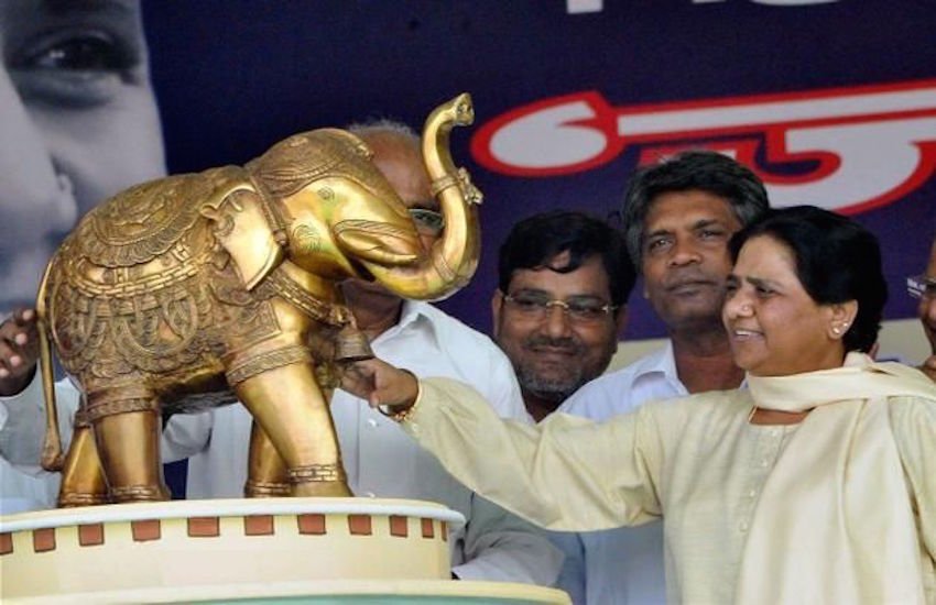 मायावती आगे कहती हैॆं कि बीएसपी ने शोषितों के लिए इतना काम किया कि लेने वाला देने वाला बन गया है। बसपा के खाते में जितने पैसे हैं वो इस आंदोलन से जुड़े लोगों के सहयोग का परिणाम है।