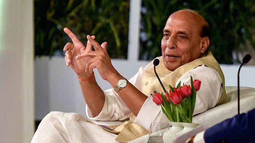 इस दलबदल को राजनाथ सिंह ने सही ठहराते हुए एक चुनावी रैली में मायावती की चुटकी ली थी। राजनाथ सिंह ने कहा था कि मायावती परेशान हैं कि उनके नेता बीएसपी छोड़ बीजेपी में क्यों आ रहे हैं। राजनाथ सिंह ने बसपा प्रमुख का मजाक उड़ाते हुए कहा था कि वह अपने हाथी को घास की जगह रुपए खिलाती थीं इसीलिए उनके नेता उनसे अलग होते गए।(यह भी पढ़ें: जब अखिलेश और डिंपल के कारण अपने बॉडीगार्ड पर बुरी तरह भड़क गईं मायावती, जमकर लगाई थी डांट )