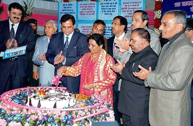टीवी शो आपकी अदालत में जब मायावती से होस्ट रजत शर्मा ने उनके जन्मदिन पर सौ किलो का लड्डू और 50 किलो के कटने वाले केक काटने के साथ ही महंगे उपहारों का जिक्र किया तो मायातवी ने तुंरत कहा कि वे उनके विरोधियों की बातें वह बोल रहे हैं।