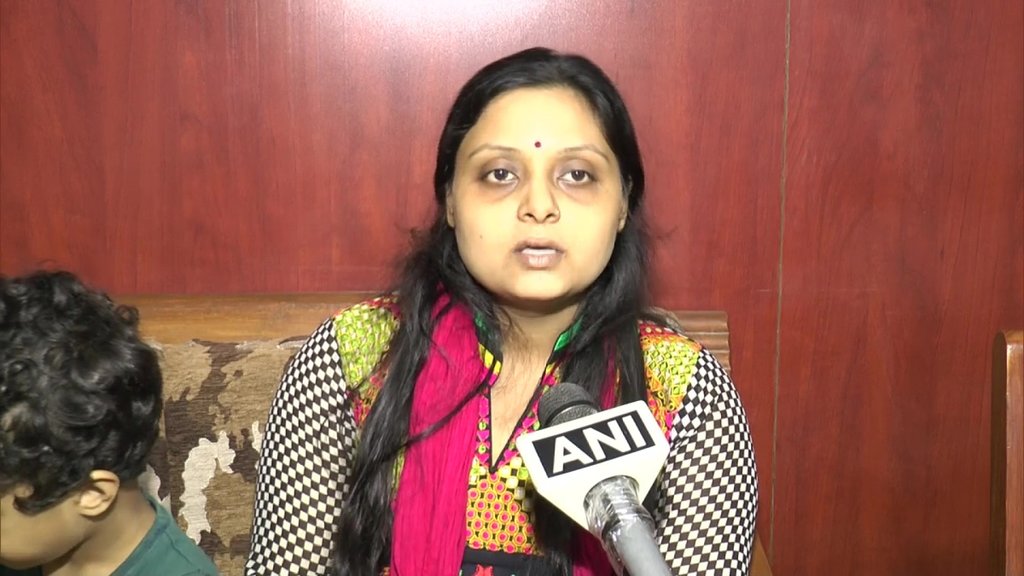 गुरुवार को मुख्यमंत्री योगी आदित्यनाथ ने पीड़ित के परिजनों से मुलाकात की और मृतक मनीष गुप्ता की पत्नी मीनाक्षी गुप्ता को सरकारी नौकरी देने का ऐलान किया।