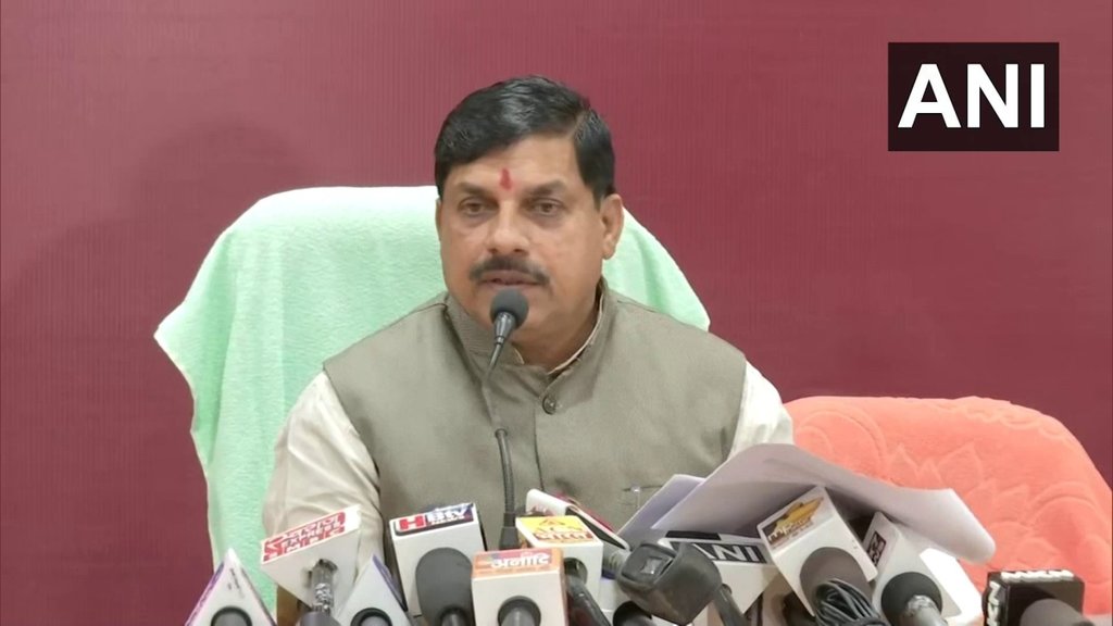 मध्यप्रदेश सरकार में उच्च शिक्षा मंत्री मोहन यादव ने कहा कि कुलपति की तुलना में कुलगुरु लोगों के गले ज़्यादा उतरता है। (फोटो - एएनआई)