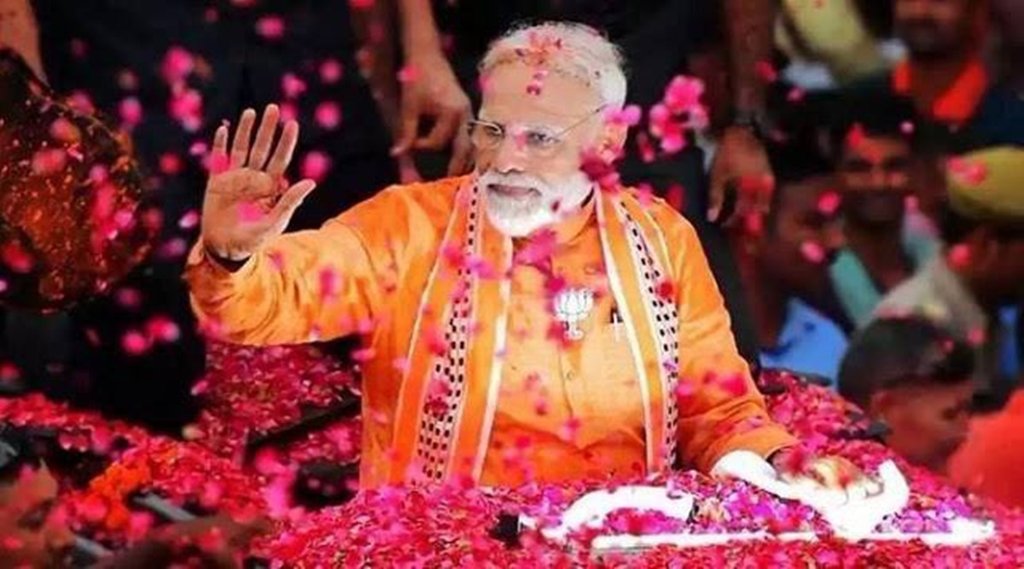 एक रोडशो के दौरान पीएम मोदी। फोटो- पीटीआई