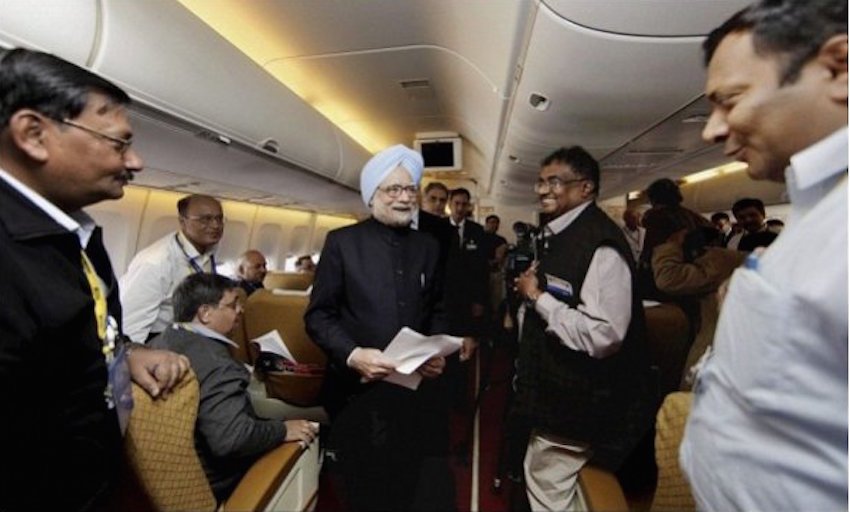पूर्व पीएम मनमोहन सिंह फ्लाइट में पत्रकारों के साथ।