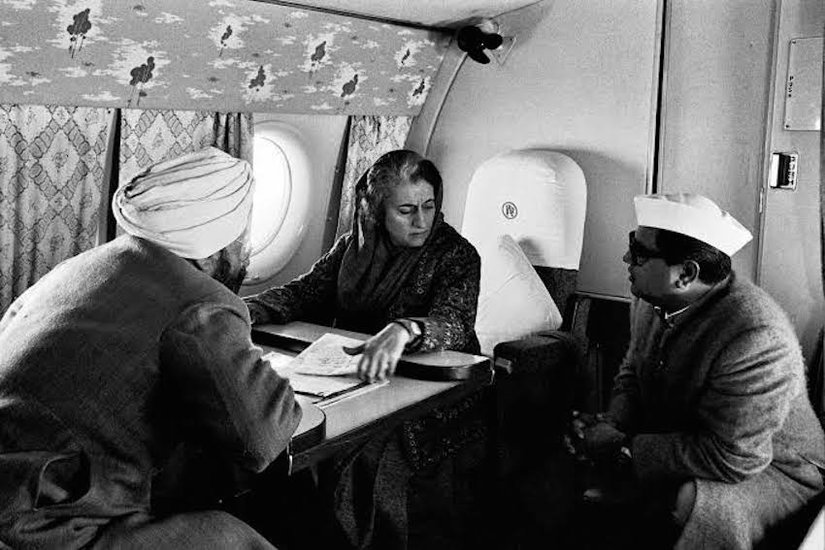 इंदिरा गांधी सफर के दौरान काम के साथ चर्चा करते हुए। (Photo: Social Media)