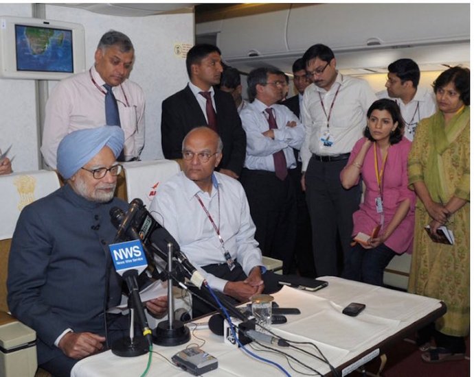 मनमोहन सिंह फ्लाइट में ही प्रेस कॉन्फ्रेंस भी करते थे।(Photos: Rohini Singh twitter)