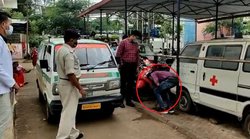 एंबुलेंस ड्राइवर को पार्किंग में थूकते देख इतने नाराज हुए कलेक्टर कि हाथ से ही करवाया साफ
