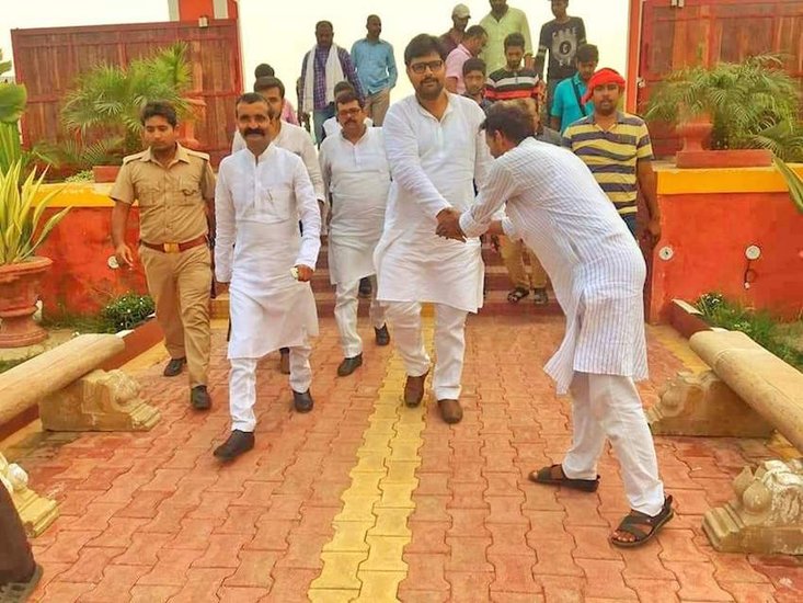 समय के साथ अभय सिंह और धनंजय सिंह की दोस्ती में दरार पड़ी। दोनों दोस्त आपस में जानी दुश्मन बन गए। 2002 में धनंजय सिंह पर एके 47 से हमला हुआ था। तब धनंजय ने अभय सिंह पर ही इसका आरोप लगाया था। (यह भी पढ़ें: मुख्तार अंसारी से राजा भैया तक: क्या करती हैं यूपी के इन नेताओं की पत्नियां? कोई डॉक्टर तो कोई ठेकेदार)