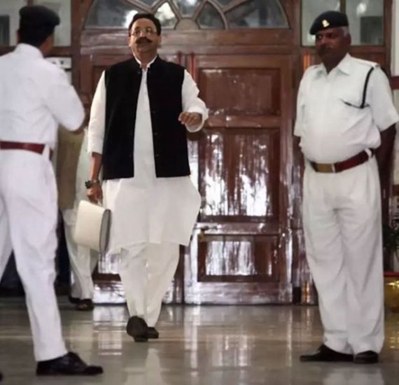 जेल में बंद बाहुबली बसपा विधायक मुख्तार अंसारी की बेगम अफसा अंसारी उनसे ज्यादा संपत्ति की मालकिन हैं। 2017 में बसपा विधायक ने जो हलफनामा पेश किया था उसके मुताबिक मुख्तार के नाम 2.5 करोड़ की तो उनकी पत्नी के पास करीब 14 करोड़ रुपए की संपत्ति है।