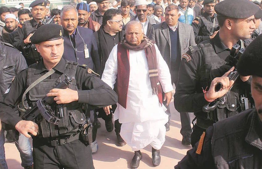 इटावा के चर्चित कवि और राज्यसभा सदस्य उदय प्रताप सिंह ने मुलायम सिंह यादव पर लिखी किताब 'देशबंधु वशिष्ठ द्वारा लिखी किताब मुलायम सिंह यादव और समाजवाद' में कहा है कि- कॉलेज में पढ़ाई के दौरान वह सिंचाई रेटों में वृद्धि के खिलाफ धरने पर बैठे थे और जेल भी गए थे। तभी से छात्र, दोस्त और इलाके के उनके जानकार उन्हें एमएलए साहब कहने लगे थे। (यह भी पढ़ें: अखिलेश यादव ने सौतेली मां से किया था मुलायम सिंह को दोबारा अध्यक्ष बनाने का वादा, आज तक नहीं किया पूरा )
