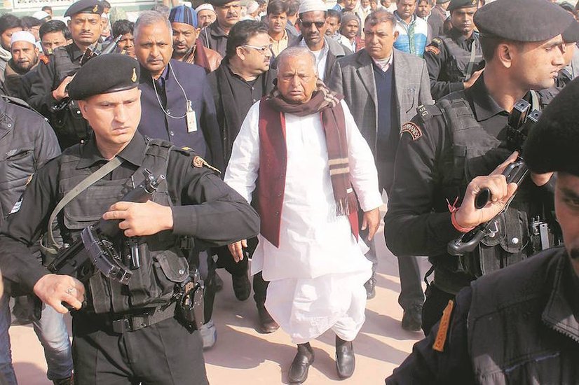 बीजेपी बीजेपी की गठबंधन सरकार गिरने के साथ ही मुलायम सिंह की सपा एक्टिव हो गई। वो राज्यपाल के पास पहुंचे। मुलायम के पास बसपा के 13 विधायकों का सपोर्ट था। लेकिन मायावती ने बीजेपी के बागी विधायकों की सदस्यता खत्म करने के लिए विधानसभा अध्यक्ष से सिफारिश कर दी।
