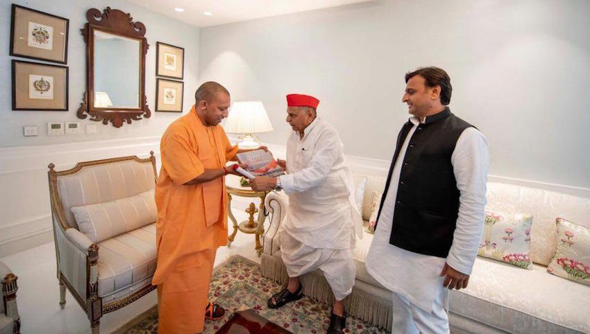 मुलायम सिंह यादव तीन बार यूपी के सीएम बने। उनके बेटे अखिलेश यादव ने उनके बाद बाद पिता की विरासत को आगे बढ़ाया औऱ सीएम बने।(यह भी पढ़ें: जब अखिलेश के सामने घुटनों पर बैठ गए थे IPS अफसर, पैर फैला और हाथ ऊपर कर सुनते रहे थे सपा चीफ )