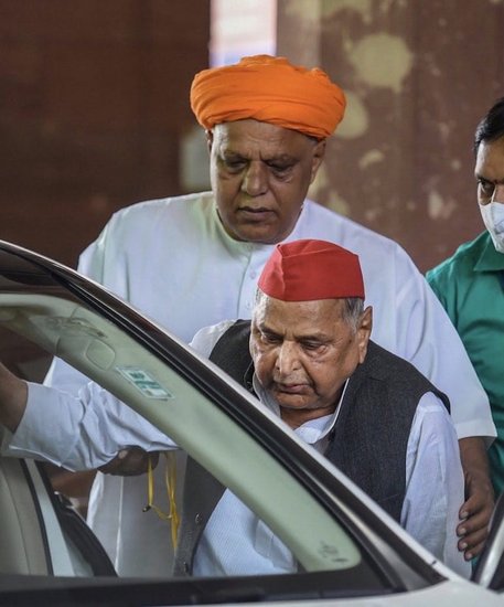 छात्र राजनीति के दौरान ही मुलायम सिंह राम मनोहर लोहिया, कमांडर अर्जुन सिंह भदौरिया और नत्थू सिंह जैसे बड़े समाजवादी नेताओं के ना सिर्फ करीब पहुंचे बल्कि खास भी बन गए।  (यह भी पढ़ें: मुलायम सिंह की फैमिली में सबसे ज्यादा गुस्सैल हैं डिंपल यादव, लेकिन एक मामले में हैं लाजवाब )