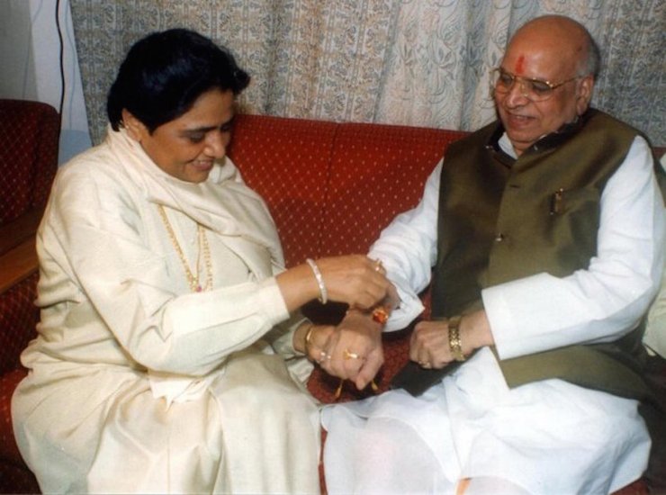 पूरा मामला साल 2002 का है। तब बीजेपी और बीएसपी ने मिलकर सरकार बनाई थी। मायावती सीएम थीं। यह सरकार चुनाव में त्रिशंकु विधानसभा का परिणाम थी। इसमें समाजवादी पार्टी को 143, बीएसपी को 98, बीजेपी को 88, कांग्रेस को 25 और अजीत सिंह की रालोद को 14 सीटें आई थीं।