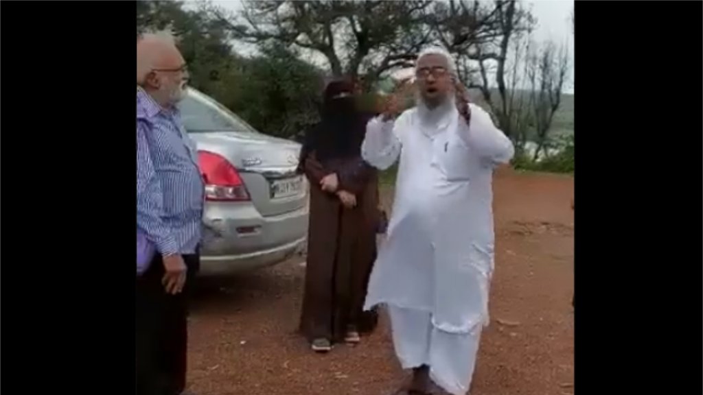 सोशल मीडिया पर एक मुस्लिम बुजुर्ग का वीडियो जमकर वायरल हो रहा है जिसमें वो महाभारत का टाइटल ट्रैक गाते हुए दिखाई दे रहे हैं। (फोटो: ट्विटर/DrSYQuraishi ) 