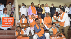 झारखंड विधानसभा में नमाज वाले कमरे पर हंगामा! सत्र से पहले BJP विधायकों ने किया हनुमान चालीसा पाठ, लगाए ‘जय श्रीराम’ के नारे