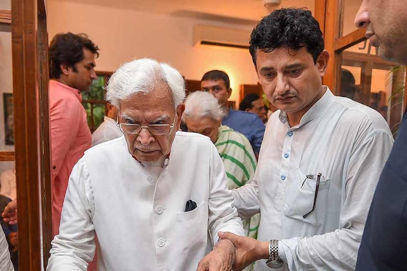 नटवर सिंह ने बताया कि एक बार वह सबसे नजरें बचाते हुए धीरे से स्कूल की बाउंड्री कूद गए। हालांकि बाउंड्री वॉल के बाहर जाते ही सुरक्षकर्मियों ने उन्हें पकड़कर दोबारा से स्कूल के अंदर कर दिया था। नटवर सिंह को इस हिमाकत के लिए सजा भी मिली थी।(यह भी पढ़ें: सिंधिया स्कूल स्टाफ को जब सलमान खान ने दिया था चकमा, टीचर का ब्लेजर पहन निकल गए थे कैंपस से बाहर )