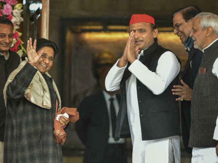 पिछले लोकसभा में हार के बाद बसपा और सपा ने गठबंधन तोड़ लिया था। राजनैतिक रूप से अलग होने के बाद मायावती ने अखिलेश से पारिवारिक रिश्ते को भी टाटा-बाय-बाय कर दिया। इसे भी पढ़ें- 24 साल बाद जब मुलायम के बेटे अखिलेश यादव की पत्नी डिंपल यादव की जमकर मायावती ने की थी तारीफ