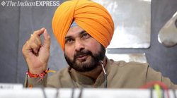 कभी सोनिया तो कभी मोदी की प्रशंसा में नवजोत सिंह सिद्धू ने पढ़ा एक ही शेर, अब वीडियो शेयर कर लोग ले रहे मज़े