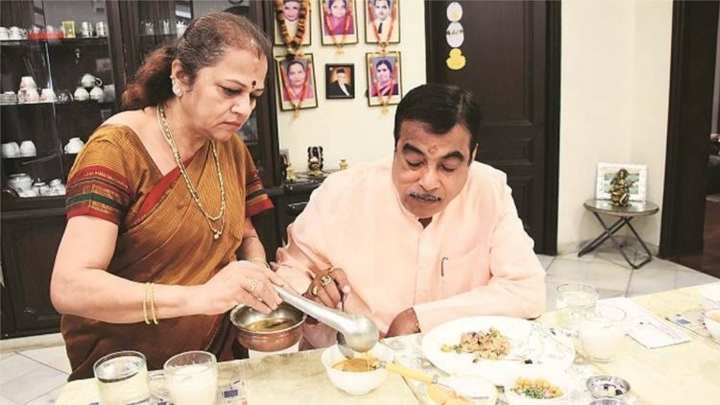 हरियाणा में आयोजित एक कार्यक्रम में केंद्रीय मंत्री नितिन गडकरी ने बताया कि कैसे उन्होंने एक बार बिना अपनी पत्नी को बताए हुए ही अपने ससुर के घर पर बुलडोजर चला दिया था। (एक्सप्रेस फोटो)
