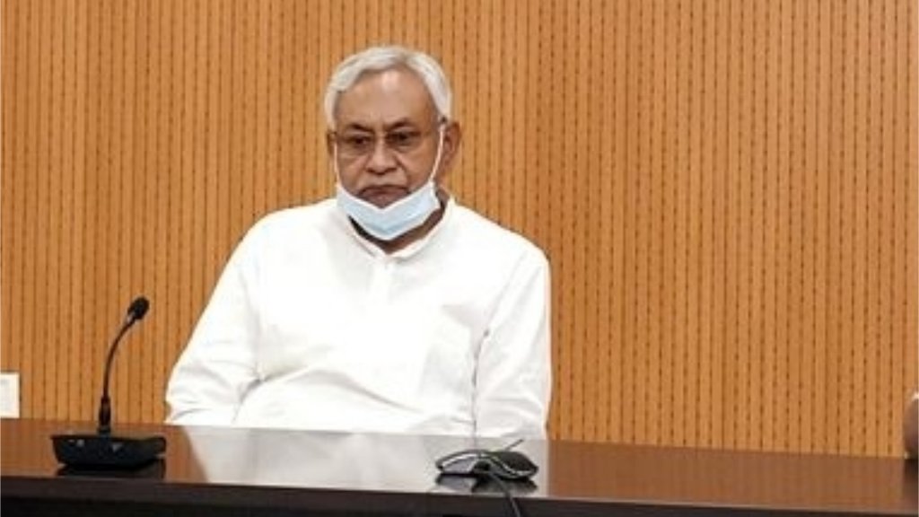 जब पत्रकारों ने मुख्यमंत्री नीतीश कुमार से राजद के द्वारा पार्टी कार्यालय के लिए ज्यादा जमीन मांगे जाने को लेकर सवाल पूछा तो उन्होंने कहा कि ये जमीन हमने ही दी है जो उन्होंने पसंद की थी। अब क्या जमीन आसमान से लाया जाएगा। (फोटो - पीटीआई)