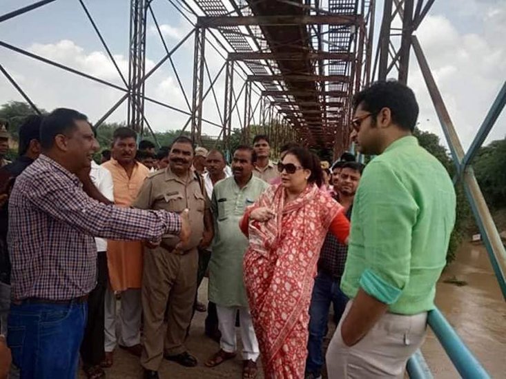 Rani Pakshalika SIngh: रानी पक्षलिका सिंह यूपी में आगरा के पास बाह से बीजेपी (BJP) की विधायक हैं। 2017 में वह पहली बार इस सीट से एमएलए चुनी गईं।रानी पक्षलिका सिंह भदावर राजपरिवार की रानी हैं। यह इलाका चंबल के बीहड़ में आता है, इसी कारण उन्हें बीहड़ की रानी भी कहा जाता है। बाह सीट ऐसी है कि चाहे पार्टी कोई भी लड़े जीत रानी पक्षलिका के परिवार की ही होती है।