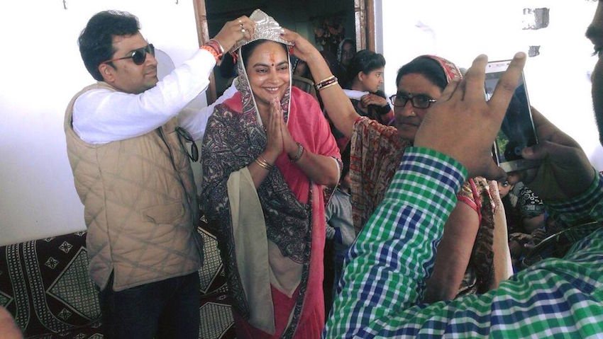 Rani Pakshalika Singh Property: रानी पक्षलिका सिंह भदावर रियासत की रानी हैं। यह इलाका आगरा के पास चंबल घाटी में है। इसी कारण से उन्हें बीहड़ की रानी भी कहा जाता है। पक्षालिका सिंह का परिवार कभी मुलायम सिंह यादव (Mulayam Singh Yadav) और अखिलेश यादव (Akhilesh yadav) के साथ था। लेकिन 2017 के यूपी विधानसभा चुनावों के दौरान वह योगी आदित्यनाथ (Yogi Adityanath) की बीजेपी (BJP) में चले गए। पक्षलिका बाह तहसील विधानसभा क्षेत्र से बीजेपी की विधायक हैं।