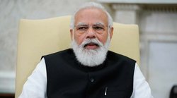 बालकनी में बनियान सुखाने पर पाबंदी, लखनऊ में साहेब पधार रहे हैं- पूर्व IAS का तंज, AAP प्रवक्ता बोले- पहली बार शूरवीर नेता मिला