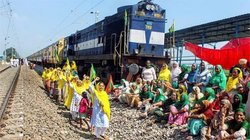 किसानों के मुद्दे पर कांग्रेस ने मोदी सरकार को घेरा तो तैश में आए बीजेपी नेता, दिलाने लगे एमपी के गोलीकांड की याद