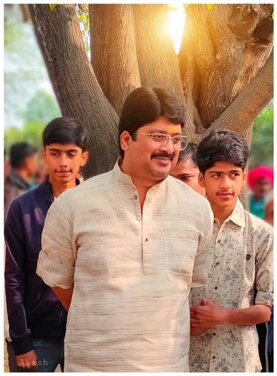 1993 से अब तक कई सरकारों में मंत्री रहे राजा भैया के नाम पर कई तरह के दावे किये जाते हैं। कहा जाता है कि राजा भैया अपने विरोधियों को अपने तालाब में फेंक देते हैं। कहा जाता है कि अपने इस तालाब में राजा भैया ने मगरमच्छ पाल रखे थे। इस कारण से ही लोग राजा भैया के खिलाफ चुनाव में खड़े होने की हिम्मत नहीं कर पाते।(यह भी पढ़ें : 'पढ़ेगा तो बुजदिल बन जाएगा', राजा भैया को अनपढ़ रखना चाहते थे उनके पिता, मां ने चोरी से भेजा था स्कूल )