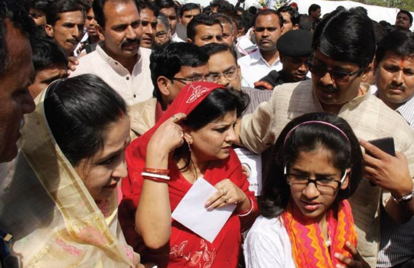 भदरी रियासत के राजकुमार रघुराज प्रताप सिंह उर्फ राजा भैया की शादी भान्वी कुमारी से हुई है। भान्वी बिजनेसवुमन हैं। लखनऊ में उनकी दो फर्म हैं। 