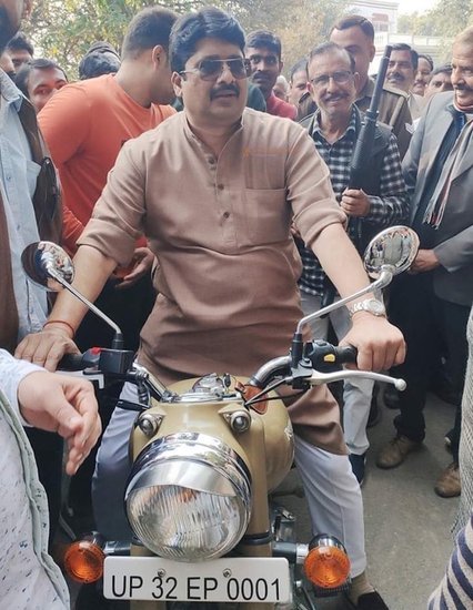 राजा भैया 1993 में राजनीति में उतरे। कुंडा से विधायक बने। तब से लेकर आज तक वही हमेशा इस सीट से निर्दलीय ही जीतते आ रहे हैं।