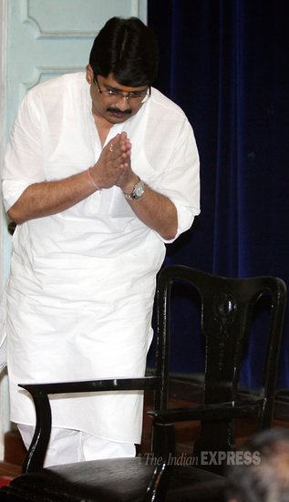 राजा भैया जब राजनीति में उतरे तब कल्याण सिंह जैसे बड़े नेता ने उन्हें गुंडा कहते हुए कुंडा के लोगों से सबक सिखाने की अपील की थी। हालांकि राजा भैया को उनकी जनता का साथ मिला और वह चुनाव जीतते गए।  