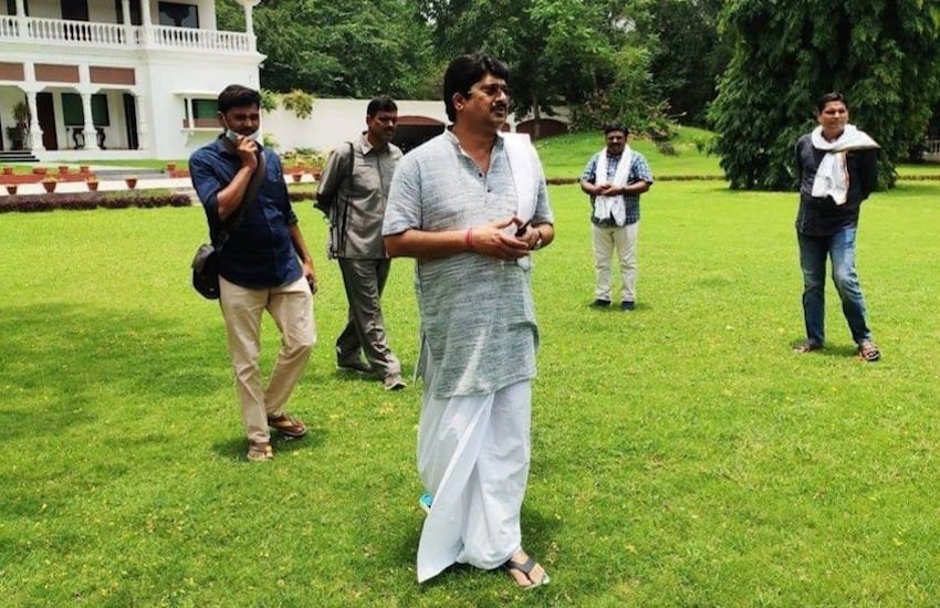 Raja Bhaiya : राजा भैया जनसत्ता दल के अध्यक्ष हैं। इस पार्टी की स्थापना उन्होंने 2018 में की थी। हालांकि वह 1993 से ही राजनीति में हैं। अपने परिवार से वह पहले ऐसे शख्स हैं जो राजनीति में आए। उन्हें अपने क्षेत्र कुंडा के लोगों का हर बार साथ मिला। वह लगातार इस क्षेत्र से 6 बार विधायक चुने जा चुके हैं। राजा भैया कहते हैं कि वह अपनी जनता के सास-बहू से लेकर पति-पत्नी तक के झगड़े सुलझाते हैं। 