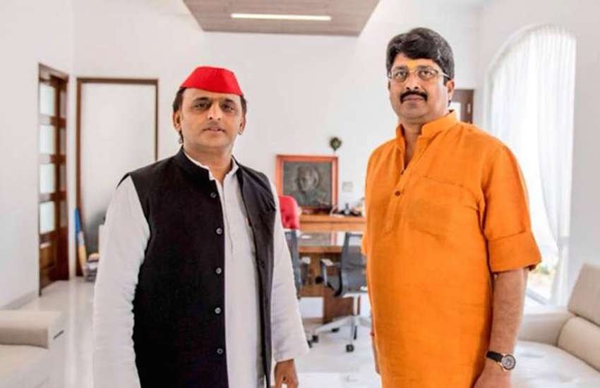 Raja Bhaiya Vs Akhilesh Yadav: राजा भैया 1993 से राजनीति में हैं। इस दौरान यूपी में कई मुख्यमंत्री हुए। यूं तो मायावती (Mayawati) छोड़ सारे मुख्यमंत्रियों की राजा भैया पर खास कृपा रही लेकिन वह सबसे ज्यादा करीब मुलायम सिंह यादव (Mulayam Singh Yadav) के रहे। अखिलेश यादव (Akhilesh Yadav) ने भी उन्हें अपनी सरकार में मंत्री बनाया। हालांकि अखिलेश यादव के साथ राजा भैया के रिश्तों में ऐसी खटास आई कि समाजवादी पार्टी (Samajwadi party) के दरवाजे भदरी नरेश के लिए बंद हो गए।