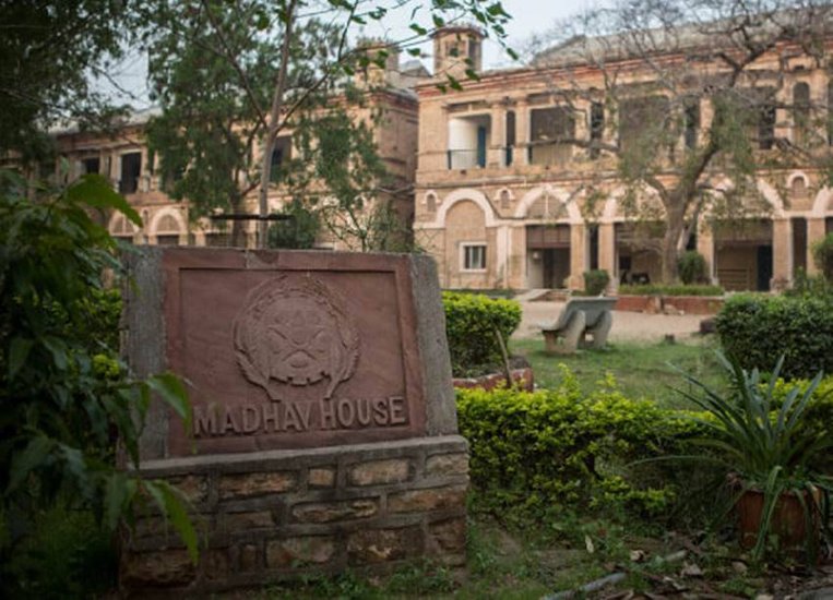 यह स्कूल ग्वालियर में सिंधिया परिवार के किले के अंदर ही बना है। जब इस स्कूल की शुरुआत हुई थी तब इसमें सिर्फ राजघरानों के बच्चों को ही दाखिला मिलता था। हालांकि बाद में इसे सबके लिए ओपन कर दिया गया।(यह भी पढ़ें: जिस बंगले से उठी थी पिता माधवराव की अर्थी, उसी बंगले में शिफ्ट हो रहे ज्योतिरादित्य सिंधिया )