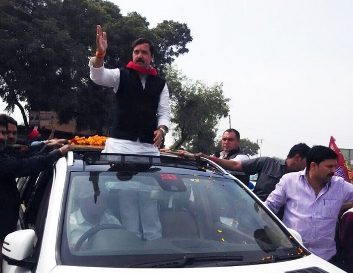 जौनपुर के बाहुबली नेता धनंजय सिंह विधायक और सांसद रह चुके हैं। फिलहाल वह जेल में हैं। उनके पास कई गाड़ियों का कलेक्शन है। धनंजय सिंह की ज्यादातर गाड़ियों का नंबर 9777 है। ( यह भी पढ़ें: यूपी के इन नेताओं की पत्नियां भी रखती हैं हथियार, जानिए किनके पास कितने के असलहे )