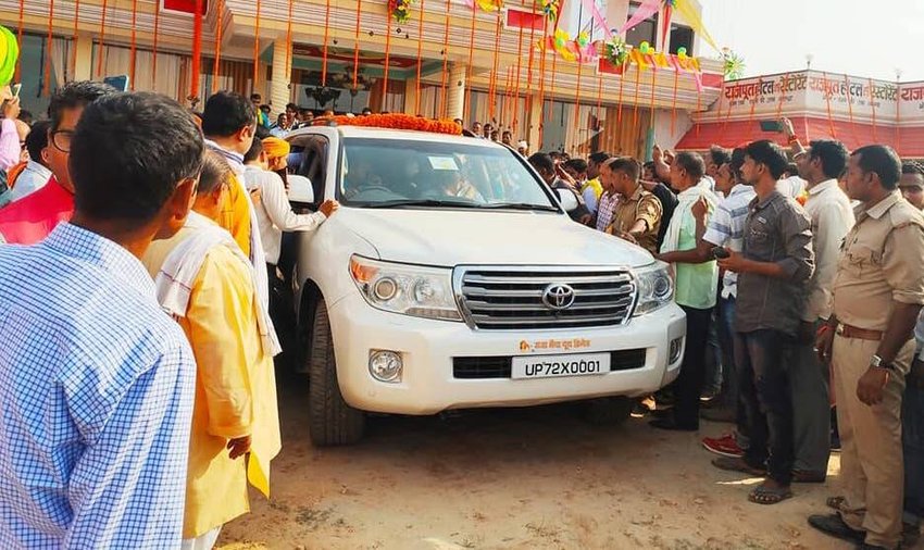 अपने चुनावी हलफनामे में राजा भैया ने बताया है कि उनके पास टोयोटा की जो कार है उसका नंबर भी 0001 है। (यह भी पढ़ें: जब प्रेग्नेंट थीं पत्नी तब जेल में बंद थे राजा भैया, मुलायम ने निकाला तब देख पाए थे बेटों का मुंह ) 