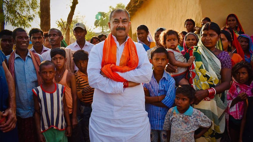चंदौली के सैय्यद राजा से विधायक और डॉन बृजेश सिंह के भतीजे सुशील सिंह भी राजा भैया की ही तरह 0001 नंबर वाली कारों से ही चलते हैं।(यह भी पढ़ें: राजा भैया के मामा की समधन हैं वसुंधरा राजे सिंधिया, ये 16 राजनेता भी आपस में हैं समधी )