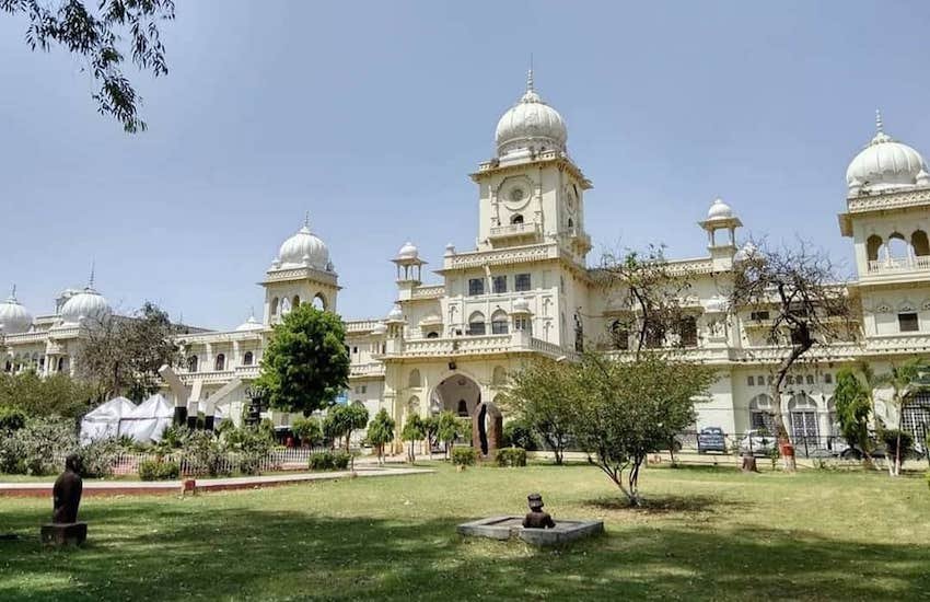 यूपी में बीएचयू, इलाहाबाद विश्वविद्यालय और लखनऊ यूनिवर्सिटी को राजनीति का गढ़ भी कहा जाता है। इन विश्वविद्यालयों से कई बड़े और चर्चित राजनेता निकले हैं। बात लखनऊ यूनिवर्सिटी की करें तो प्रदेश की राजधानी में होने के कारण हमेशा से यह राजनीतिक तौर पर भी सक्रिय रहा है। इस विश्वविद्यालय से डिंपल यादव (Dimple Yadav), धनंजय सिंह (Dhananjay Singh) और राजा भैया (Raja Bhaiya) जैसे कई राजनेताओं ने डिग्री ली है।