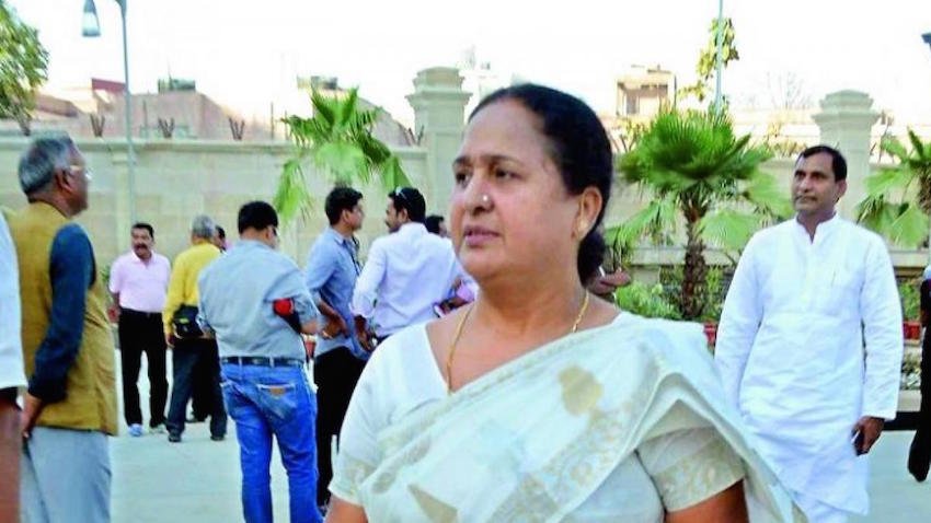 बीजेपी के दिवंगत नेता कृष्णानंद राय की पत्नी अलका राय ने चुनाव आयोग को बताया है कि उनके पास 2 लाख रुपए की एक राइफल है।