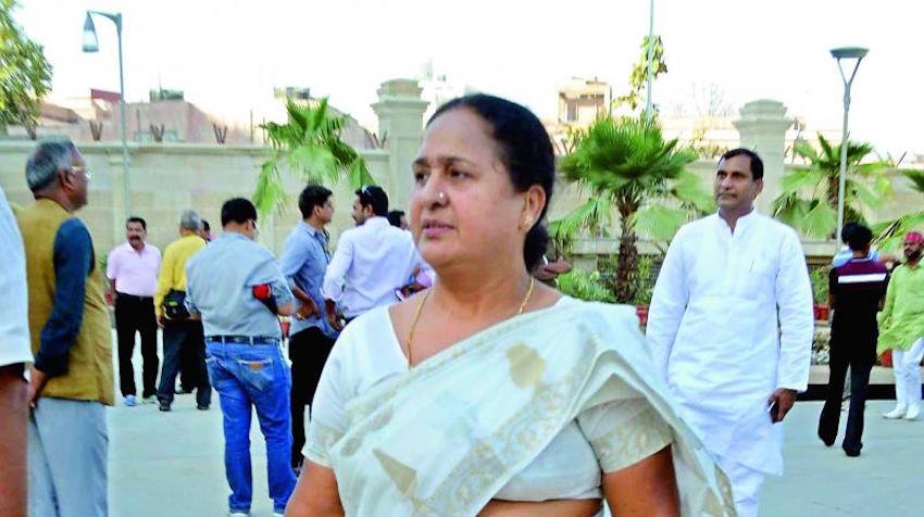 हत्या का आरोप लगा सजायाफ्ता डॉन मुख्तार अंसारी पर। पति की मौत बाद अलका राजनीति में आईं और मुख्तार के भाई जो मोहम्मदाबाद से विधायक भी थे उन्हें पटखनी दी। अब इस सीट पर अलका राय का ही दबदबा है।(यह भी पढ़ें: जब गेस्ट हाउस कांड के बाद प्लेन में टकरा गए थे मायावती और मुलायम, सुरक्षाकर्मियों के फूल गए थे हाथ-पांव )