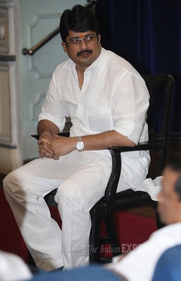 इसके साथ ही एक अन्य कंपनी श्रीदा प्रॉपर्टीज में राजा भैया के वाइफ की 90 परसेंट की शेयरहोल्डिंग है। ये दोनों कंपनियां लखनऊ बेस्ड हैं। (यह भी पढ़ें : 'पढ़ेगा तो बुजदिल बन जाएगा', राजा भैया को अनपढ़ रखना चाहते थे उनके पिता, मां ने चोरी से भेजा था स्कूल