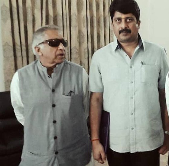 राजा भैया की जिन बहन की शादी दुष्यंत सिंह से हुई है उनका नाम निहारिका सिंह है। निहारिका राजा भैया के मामा और समथर रियासत के राजकुमार रणजीत सिंह जूदेव की बेटी हैं।  