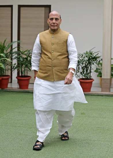 राजनाथ सिंह भी यूपी के सीएम रह चुके हैं। वह 2000-2002 तक करीब डेढ़ साल के लिए मुख्यमंत्री रहे। राजनाथ सिंह के 2019 के चुनावी हलफनामे के मुताबिक उनके पास 10 हजार रुपए की .32 बोर की एक रिवाल्वर और उतने ही कीमत की एक दो नली बंदूक है।