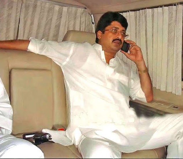 अपना अनुभव शेयर करते हुए राजा भैया ने कहा था- जेल में मैंने देखा है कि किस तरह से जुर्माने की रकम न जमा करने की एवज में लोग तय समय से अधिक दिनों तक जेलों में बंद रहते हैं। उन्होंने कहा था कि रसूख का इस्तेमाल कर जेलों में नाजायज तरीके से सुविधा हासिल कर ली जाती हैं।