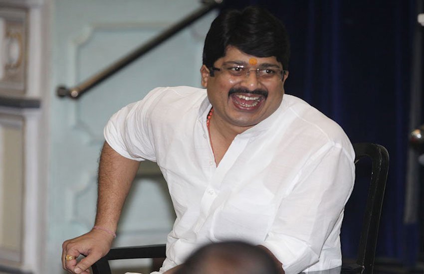 Raja Bhaiya Wife: राजा भैया की गिनती उत्तर प्रदेश के चर्चित विधायकों में होती है। उन्हें लोग एक दबंग नेता के तौर पर देखते हैं। हालांकि राजा भैया को खुद को किसान बताते हैं। खुद को किसान बताने वाले राजा भैया के पास करोड़ों की संपत्ति है। उनकी पत्नी के पास उनसे भी ज्यादा प्रॉपर्टी है। आइए जानें उनकी पत्नी से जुड़ी कुछ बातें:
