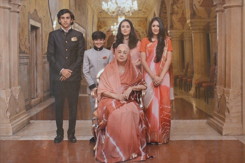 सिंधिया परिवार के बाद देश का सबसे चर्चित राजघराना जयपुर का शाही परिवार है। यह राजपरिवार खुद को भगवान राम के बेटे कुश की वंशावली का बताता है।