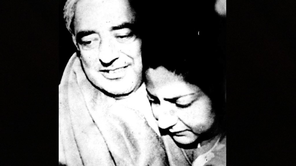 दिसंबर 1989 में रिहा होने के बाद अपने पिता व तत्कालीन केंद्रीय गृह मंत्री मुफ्ती मोहम्मद सईद के साथ रुबिया सईद (एक्सप्रेस आर्काइव)  दिसंबर 1989 में रिहा होने के बाद अपने पिता व तत्कालीन केंद्रीय गृह मंत्री मुफ्ती मोहम्मद सईद के साथ रुबिया सईद (एक्सप्रेस आर्काइव)