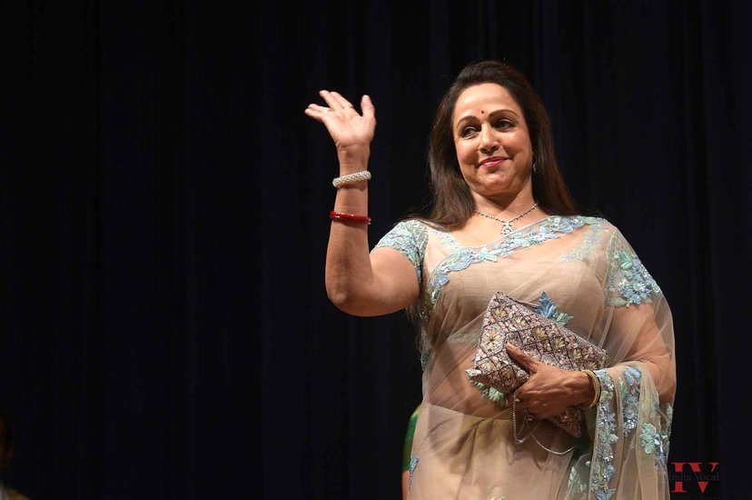 हेमा का कहना था कि धर्मेंद्र के साथ मिले वक्त को वह इन सवालों को कर के समय बर्बाद नहीं करना चाहती हैं। वह धर्मेंद्र के साथ बिताए हर पल को सहेजने में विश्ववास करती हैं। इस भी पढ़ें- पहली बार हेमा मालिनी को देखकर धर्मेंद्र ने शशि कपूर से कही थी ये बात, एक्ट्रेस सुनकर गई थीं शरमा